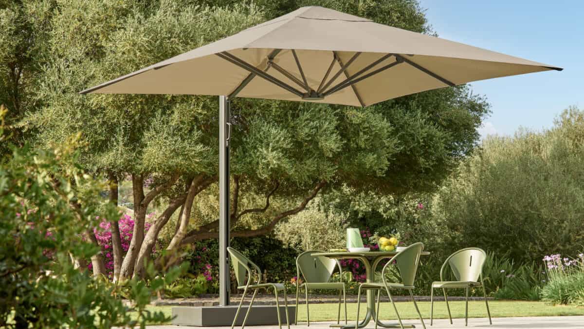 Arredare un terrazzo di design: i 7 errori che rovinano il tuo spazio outdoor 6 Arredare un terrazzo scoperto: protezione e resistenza