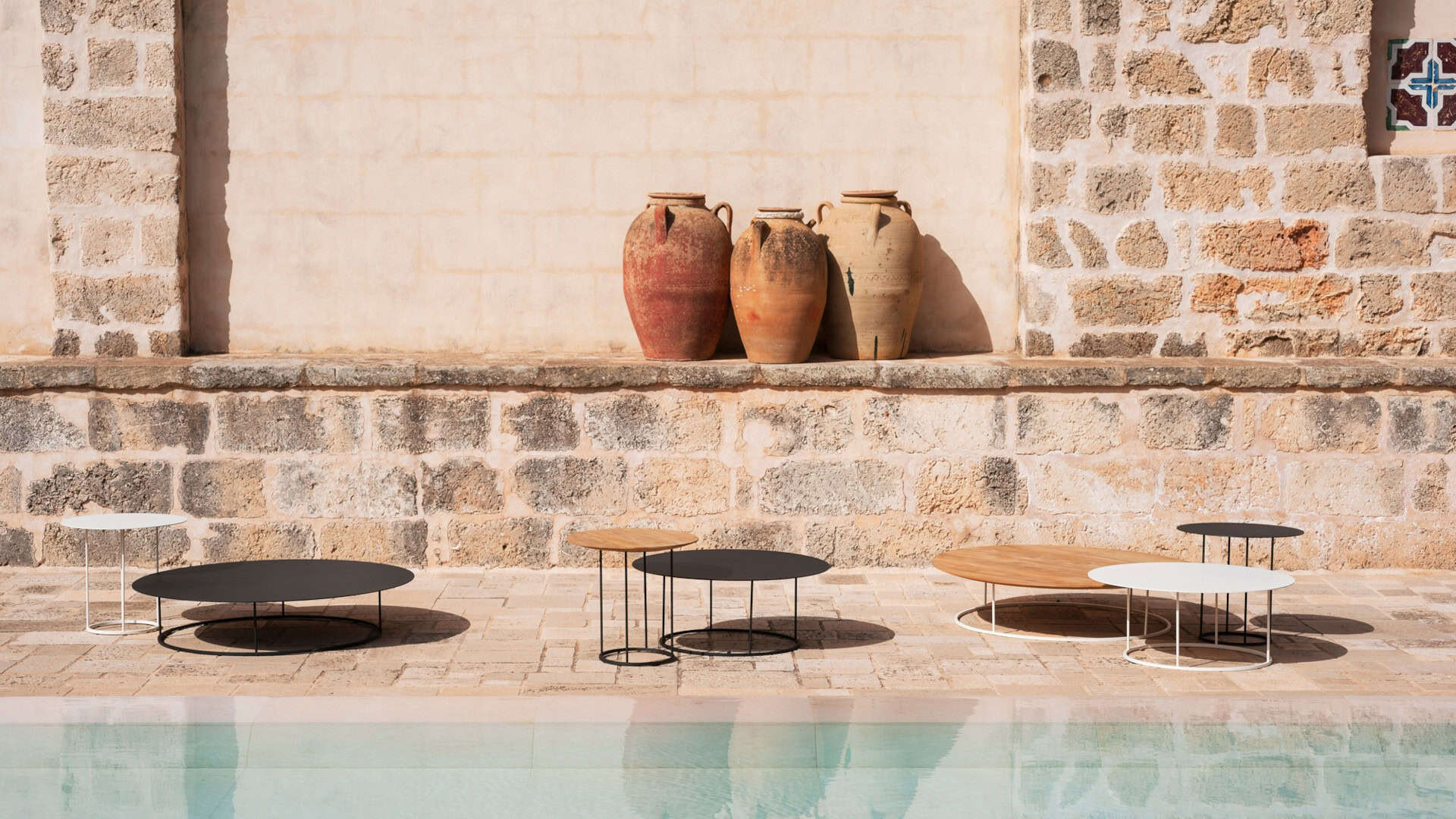 Roda Outdoor: l’eccellenza dell’arredo italiano per esterni 3 Coffee tables e side tables: l’eleganza nei dettagli