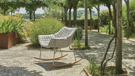 6 regole d'oro per arredare giardino con una palette di colori perfetta 1 Considera l'ambiente nell'arredare giardino