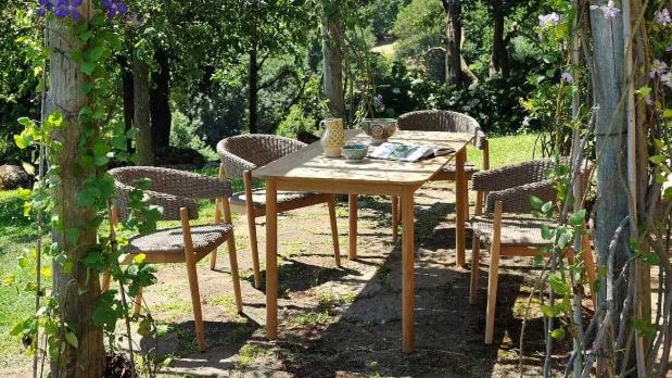 7 mobili per esterno che trasformeranno il tuo giardino in un'oasi di lusso 2 Mobili per esterno per cene indimenticabili