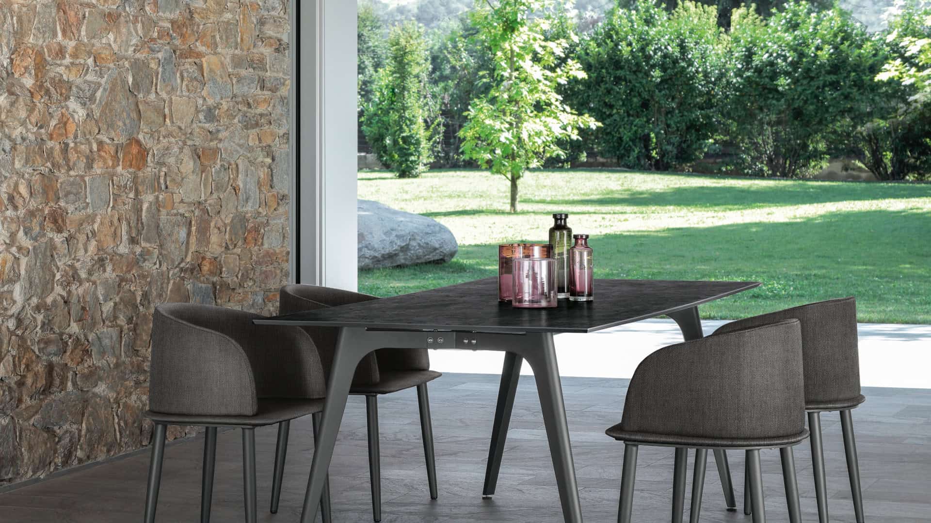 Tavoli da esterno: la guida definitiva per arredare gli spazi esterni nel bresciano 1 Tavolo da giardino per il clima di brescia