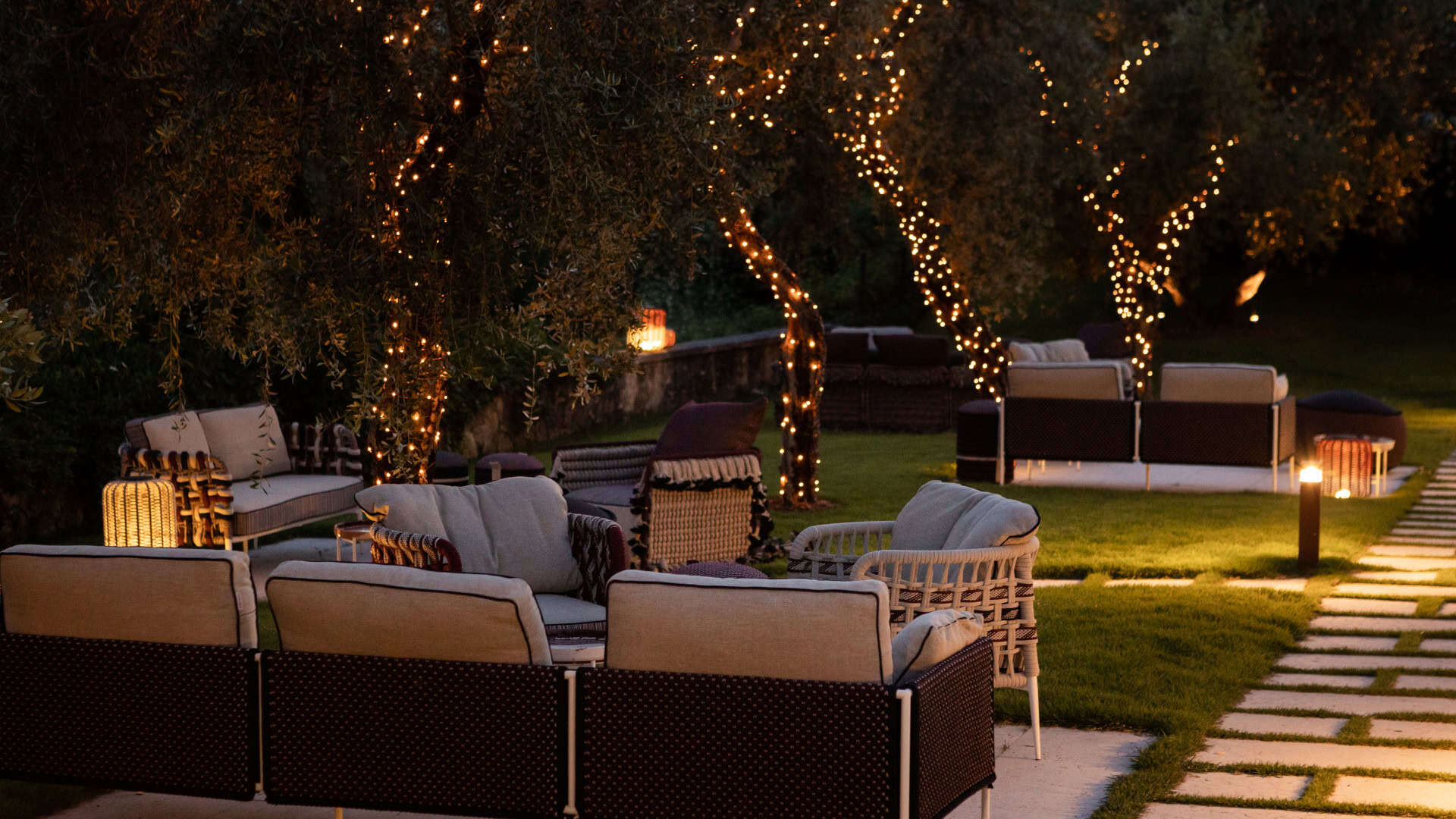 Arredare un terrazzo di design: i 7 errori che rovinano il tuo spazio outdoor 3 Arredare un terrazzo con l'illuminazione