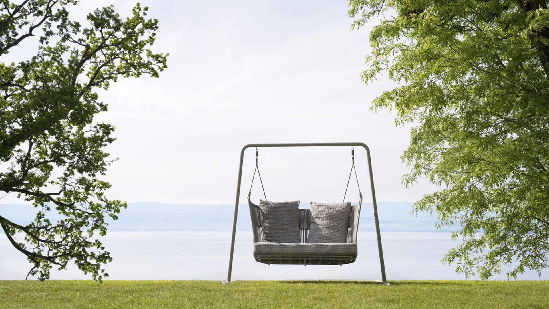 Psicologia degli arredi da esterno: come lo spazio outdoor influenza il tuo benessere 1 Arredi da esterno: la poltrona sospesa