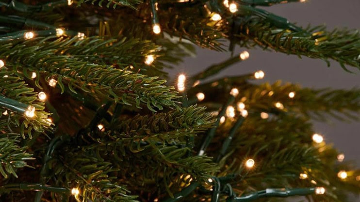 Albero di Natale con tante luci 3 La tecnologia LED che cambia il Natale