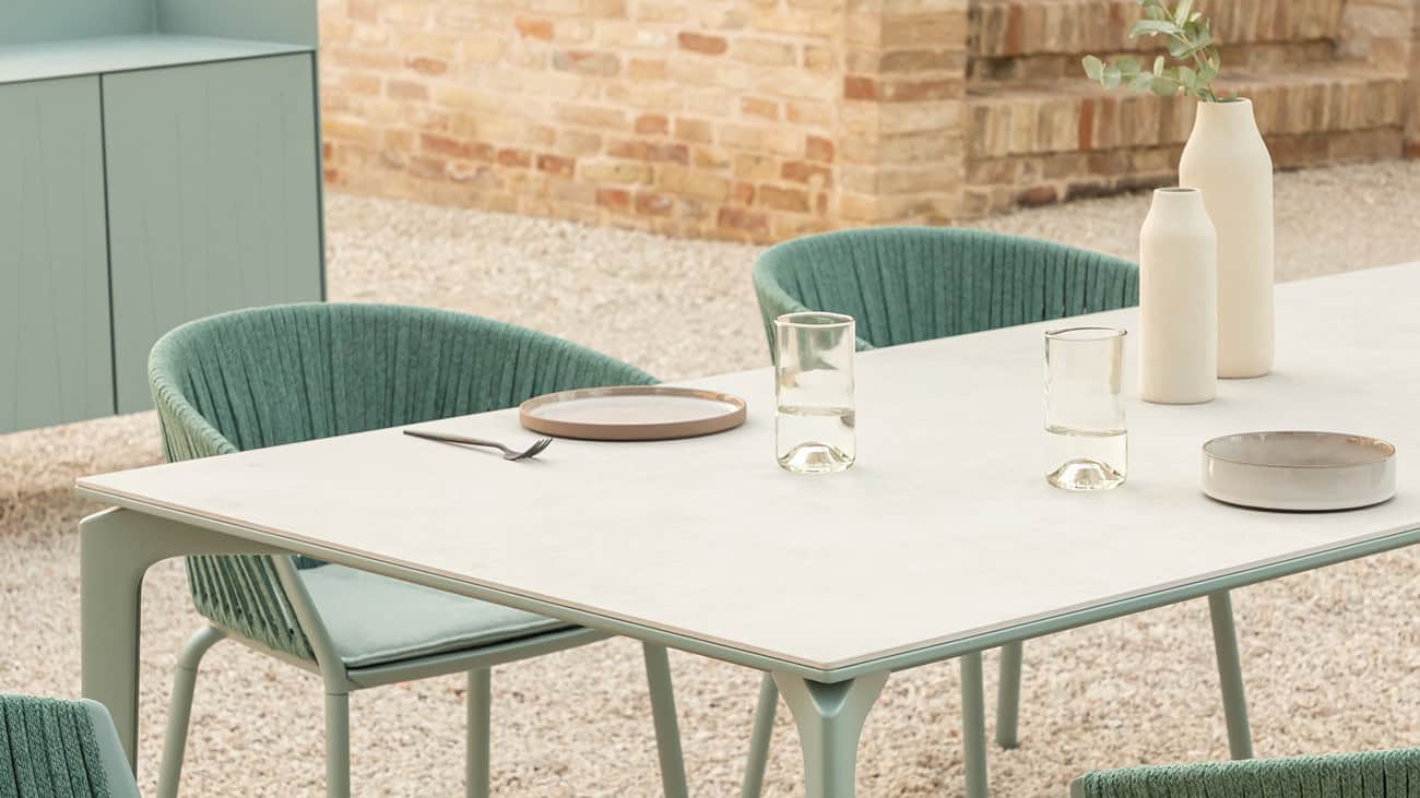 Tavoli da esterno: la guida definitiva per arredare gli spazi esterni nel bresciano 2 Materiali del tavolo da giardino