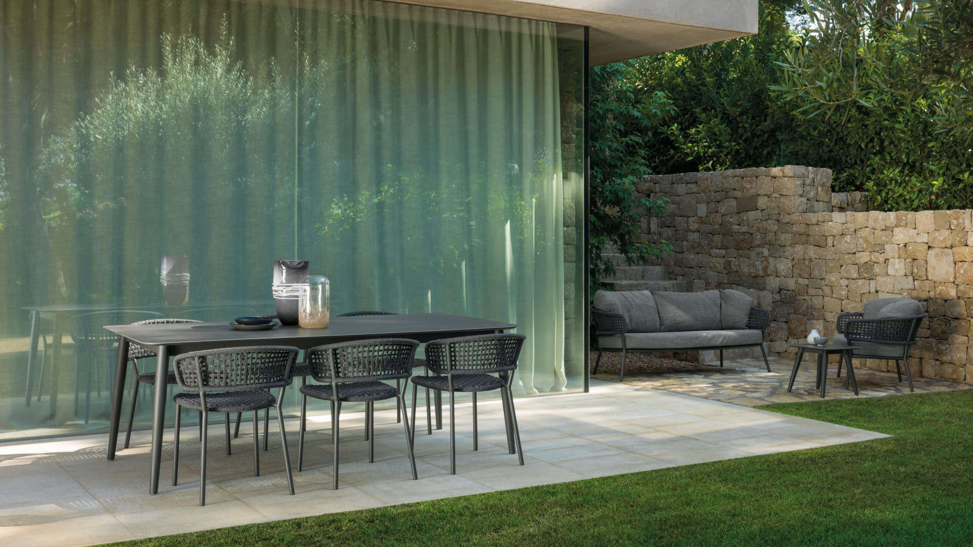 Tavoli da esterno: la guida definitiva per arredare gli spazi esterni nel bresciano 4 Creare armonia negli spazi esterni con un tavolo da giardino