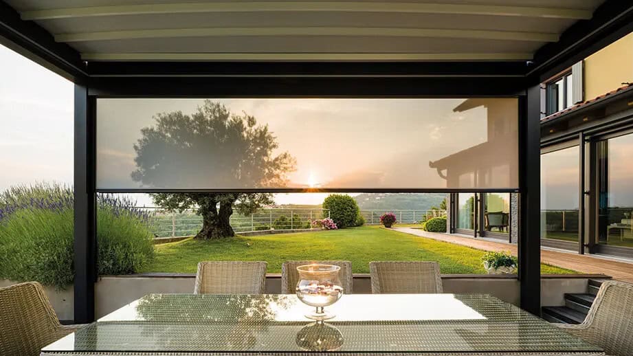 Pergole da giardino 4 stagioni: come trasformare il tuo spazio esterno in una stanza vivibile tutto l'anno 3 Soluzioni di chiusura: le tende scorrevoli che trasformano lo spazio