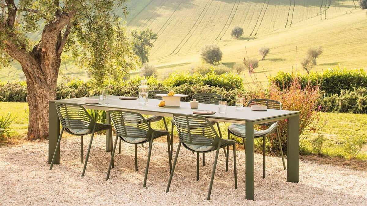 Psicologia degli arredi da esterno: come lo spazio outdoor influenza il tuo benessere 4 Arredi da esterno: socialità e benessere