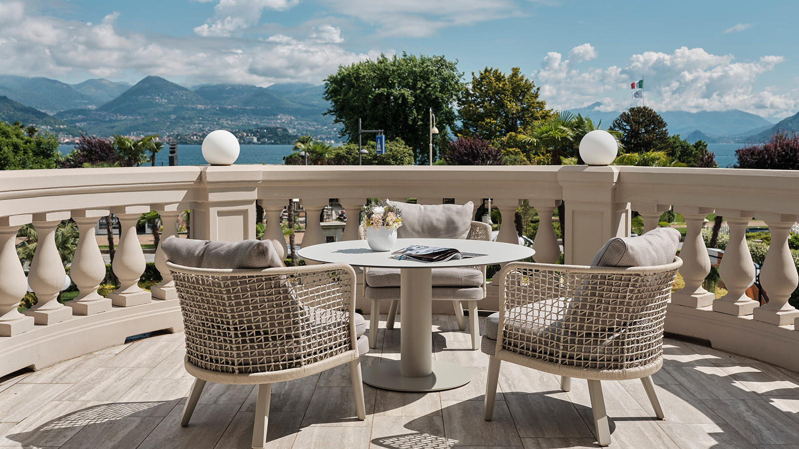 5 motivi per cui l'arredamento esterno personalizzato batte le soluzioni standard 2 Tavoli per arredamento esterno e tavoli da giardino