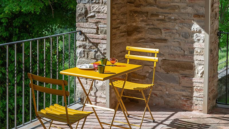 Arredare un terrazzo di design: i 7 errori che rovinano il tuo spazio outdoor 4 Terrazzo con le piante: equilibrio e manutenzione